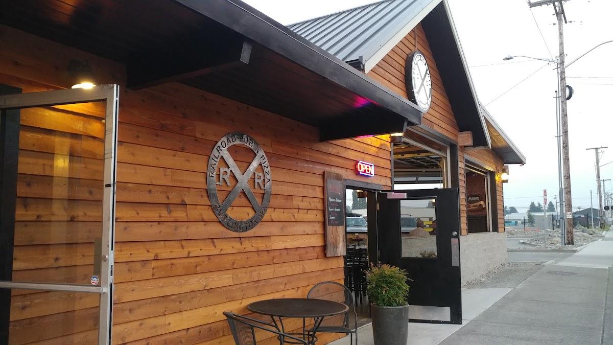 Railroad Pub & Pizza — Pizza Restaurant in Burlington, WA
